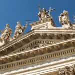Il timpano della Basilica di San Giovanni in Laterano a Roma