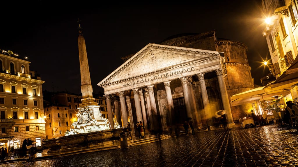 Il Pantheon a Roma di notte
