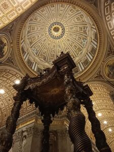 Il Baldacchino del Bernini all'interno di San pietro